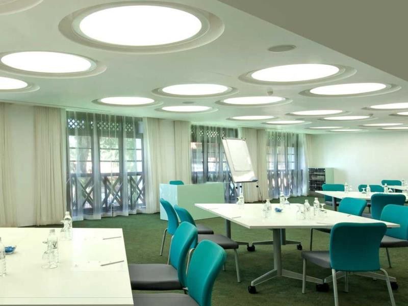 Отель Avillion Порт-Диксон Экстерьер фото Meeting room