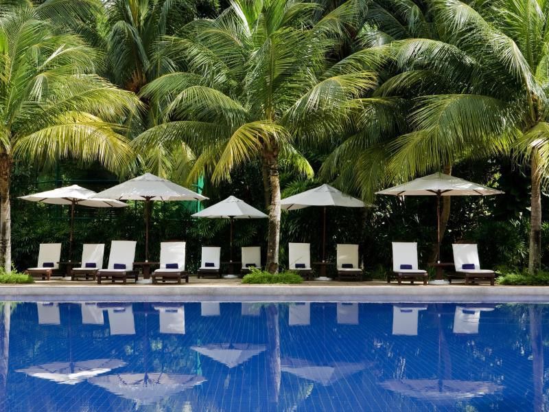 Отель Avillion Порт-Диксон Экстерьер фото The pool at the hotel