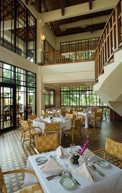 Отель Avillion Порт-Диксон Экстерьер фото The restaurant at the hotel